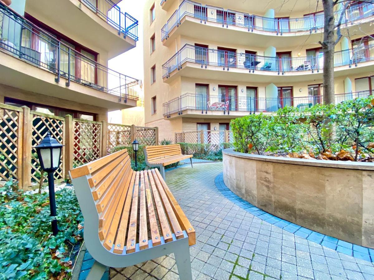 Downtown Vibe-Kiraly II Apts W Private Balcony Budapeste Exterior foto